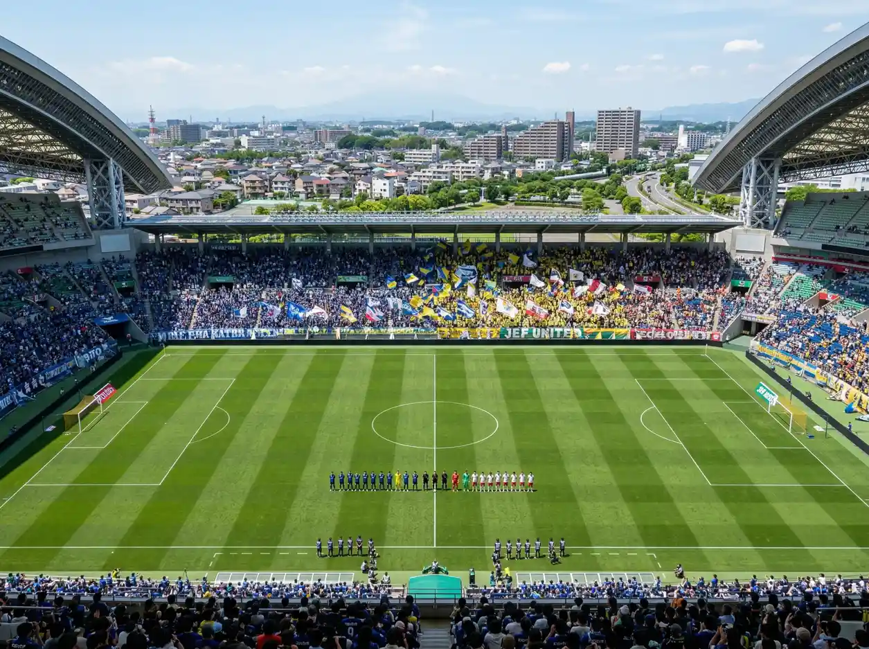 Estadio de fútbol en Japón durante un partido de la J1 League con las gradas llenas de aficionados